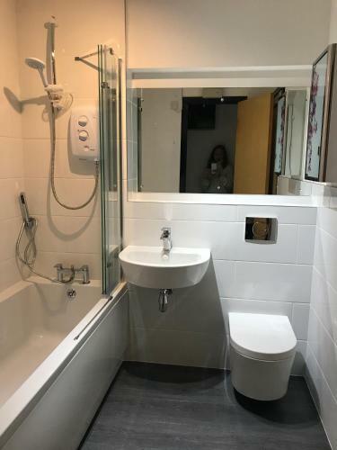 City Centre Riverside Apartment With Private Parking