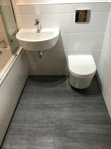 City Centre Riverside Apartment With Private Parking