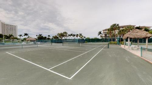 Updated 2 Bed Condo Offering Long Beach Views From Balcony