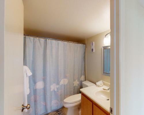 Updated 2 Bed Condo Offering Long Beach Views From Balcony