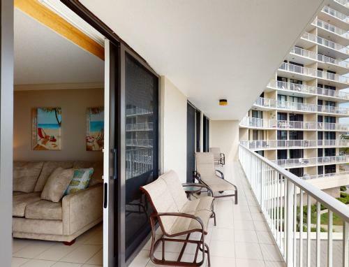 Updated 2 Bed Condo Offering Long Beach Views From Balcony