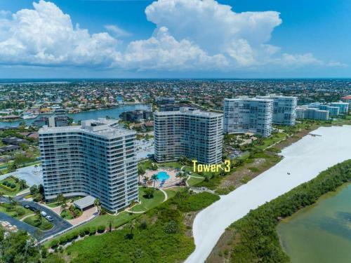 Updated 2 Bed Condo Offering Long Beach Views From Balcony