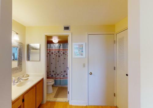 Updated 2 Bed Condo Offering Long Beach Views From Balcony