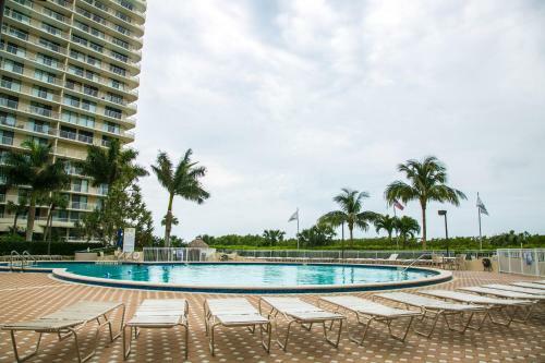 Updated 2 Bed Condo Offering Long Beach Views From Balcony