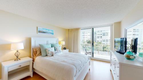Updated 2 Bed Condo Offering Long Beach Views From Balcony