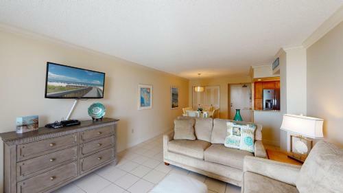 Updated 2 Bed Condo Offering Long Beach Views From Balcony