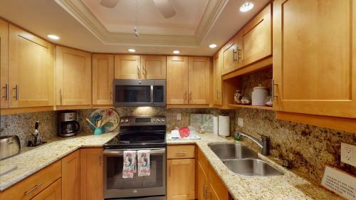 Updated 2 Bed Condo Offering Long Beach Views From Balcony