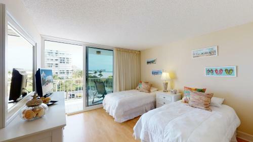 Updated 2 Bed Condo Offering Long Beach Views From Balcony