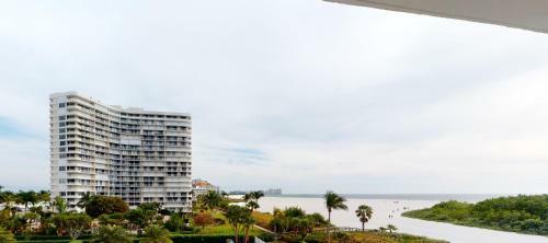 Updated 2 Bed Condo Offering Long Beach Views From Balcony