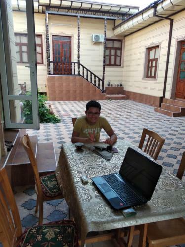 Hostal Zarin Guest House B&B