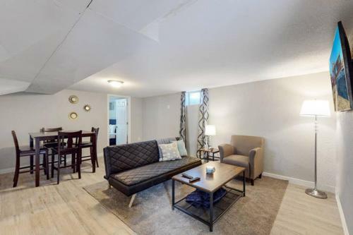 Modern Renovated Lower Level Unit In Littleton