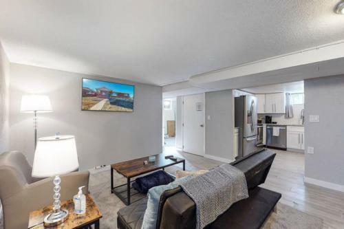 Modern Renovated Lower Level Unit In Littleton