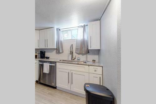 Modern Renovated Lower Level Unit In Littleton