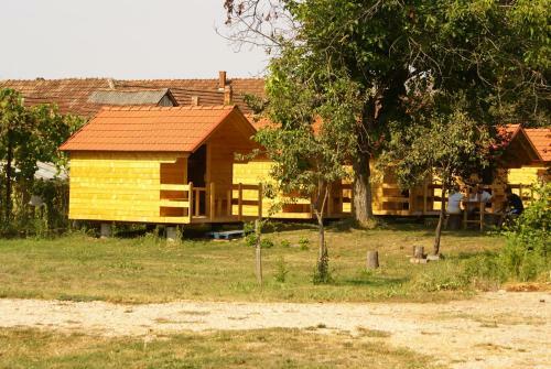Turul Guesthouse And Camping