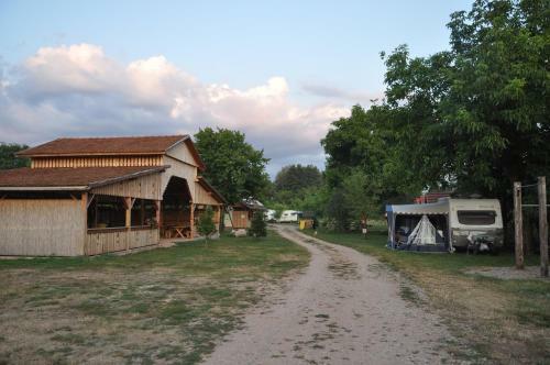 Turul Guesthouse And Camping
