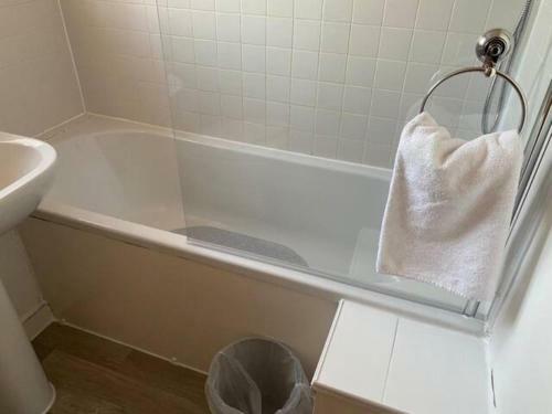 Spacious Double Room Near Salford Quays
