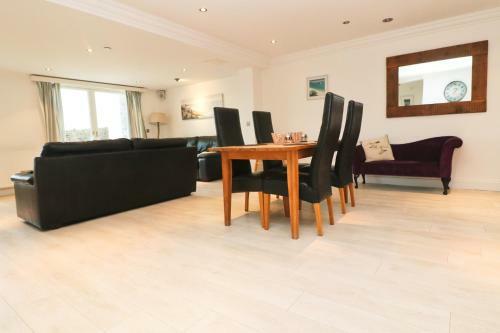 Luxury By The Beach, Spacious Apartment