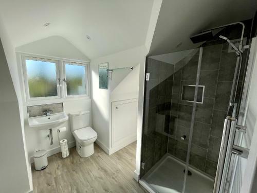 Luxurious 1 Bed Top Floor Apartment With Parking