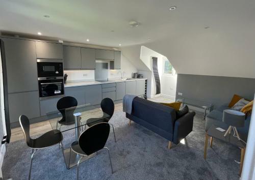 Luxurious 1 Bed Top Floor Apartment With Parking