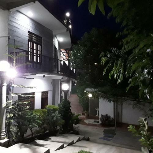 Hostal Ella Grand Peak Hotel