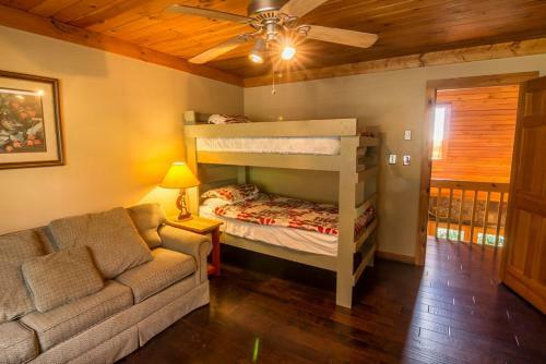 Antlers Lodge - Mountain Views, Hot Tub, Fire Pit, Ping Pong Table