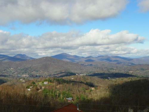 Aussies Den - Panoramic Mountain Views, Hot Tub, Pool Table!