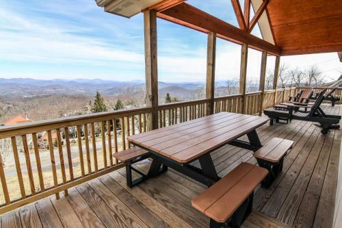 Aussies Den - Panoramic Mountain Views, Hot Tub, Pool Table!