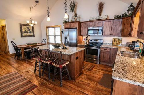Aussies Den - Panoramic Mountain Views, Hot Tub, Pool Table!