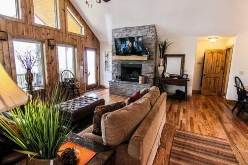 Aussies Den - Panoramic Mountain Views, Hot Tub, Pool Table!