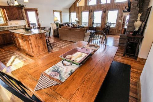 Aussies Den - Panoramic Mountain Views, Hot Tub, Pool Table!