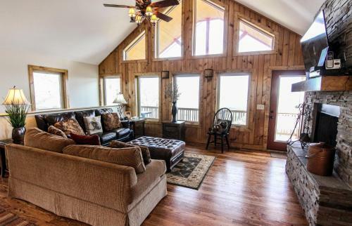 Aussies Den - Panoramic Mountain Views, Hot Tub, Pool Table!