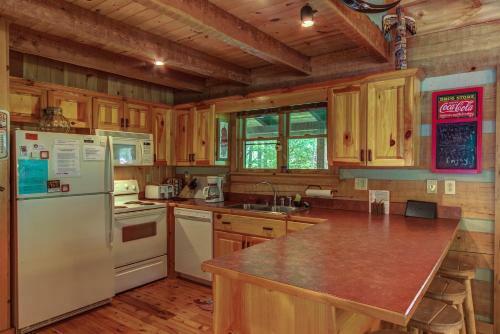 Altitude Adjustment - Seven Devils Cabin With Hot Tub, Pet Friendly, Fireplace