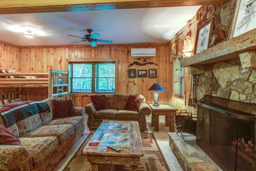 Altitude Adjustment - Seven Devils Cabin With Hot Tub, Pet Friendly, Fireplace
