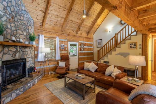 7th Heaven - Rustic Cabin With Pool Table, Close To Hawksnest!