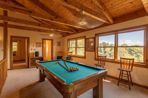 7th Heaven - Rustic Cabin With Pool Table, Close To Hawksnest!