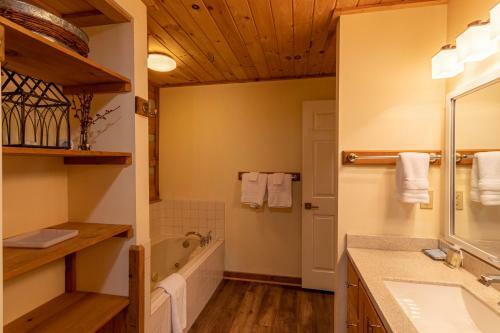 7th Heaven - Rustic Cabin With Pool Table, Close To Hawksnest!