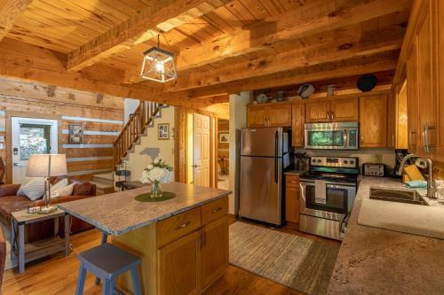 7th Heaven - Rustic Cabin With Pool Table, Close To Hawksnest!