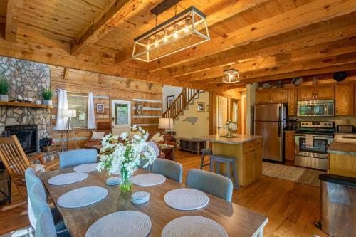 7th Heaven - Rustic Cabin With Pool Table, Close To Hawksnest!