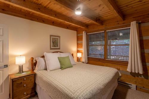 7th Heaven - Rustic Cabin With Pool Table, Close To Hawksnest!