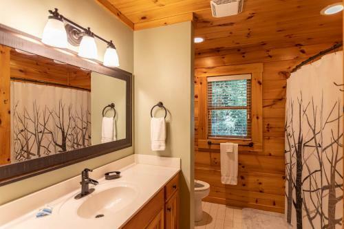 Among The Trees - Valle Crucis Cabin With Hot Tub, Pool Table, Pond, Fire Pit