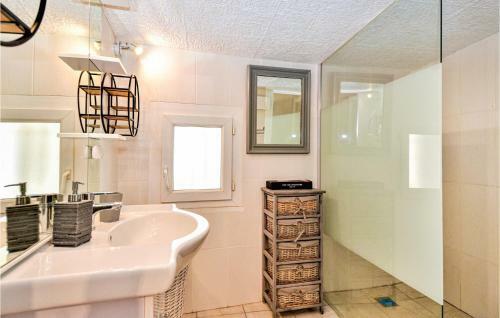 Awesome Home In Pont-saint-esprit With Wifi And 2 Bedrooms