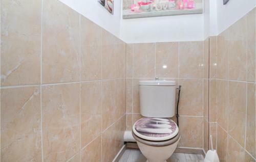 Awesome Home In Pont-saint-esprit With Wifi And 2 Bedrooms