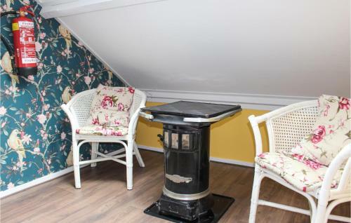 Stunning Home In Acquoy With Wifi And 9 Bedrooms