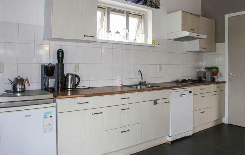 Stunning Home In Acquoy With Wifi And 9 Bedrooms