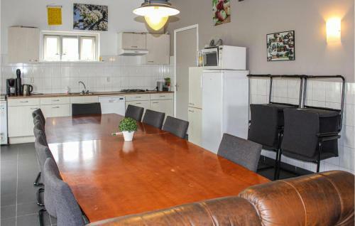 Stunning Home In Acquoy With Wifi And 9 Bedrooms
