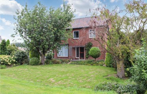 Stunning Home In Acquoy With Wifi And 9 Bedrooms