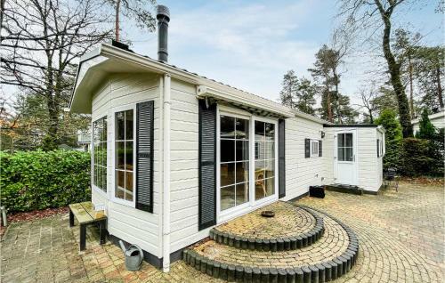 Awesome Caravan In Beekbergen With 2 Bedrooms