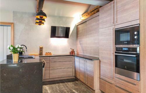 Nice Home In Knesselare With 6 Bedrooms