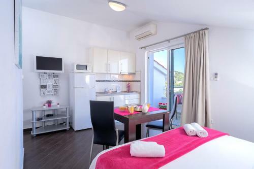 Hostal Rooms & Studio Villa Fio
