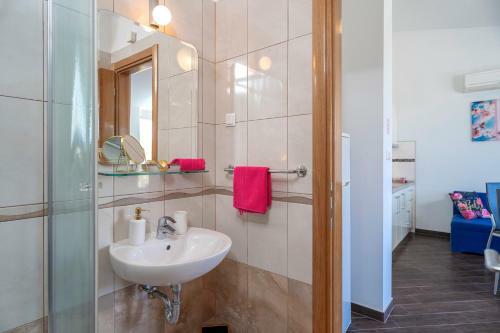 Hostal Rooms & Studio Villa Fio